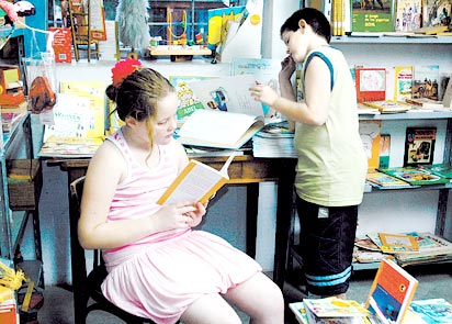 NOTICIA ALENTADORA: LOS NIÑOS LEEN MÁS